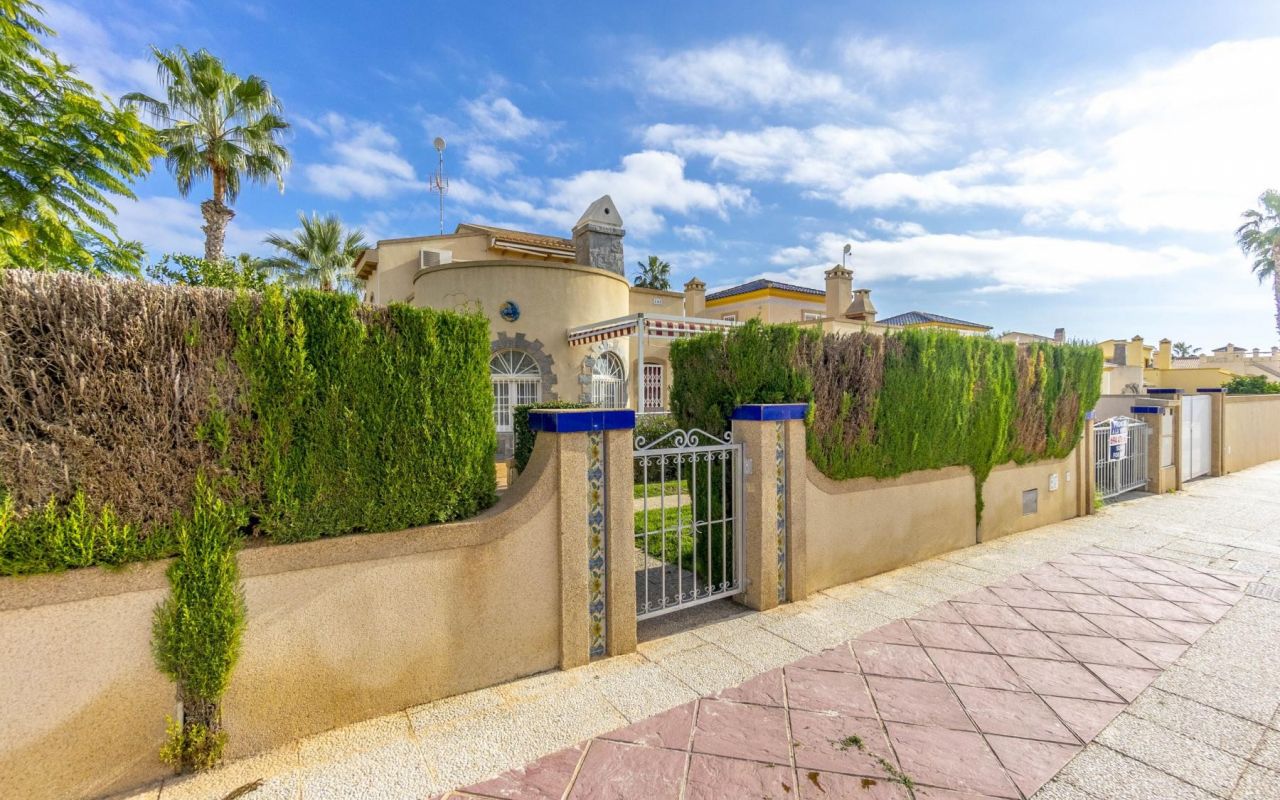Chalet - Resale - Orihuela Costa - 4-CH-Z477