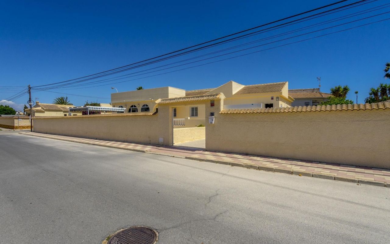 Detached Villa - Resale - Torrevieja - 4-CH-Z483